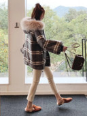 Дамско карирано яке с пух на качулката