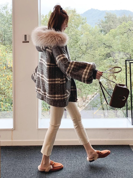 Дамско карирано яке с пух на качулката