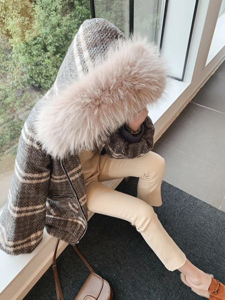 Дамско карирано яке с пух на качулката