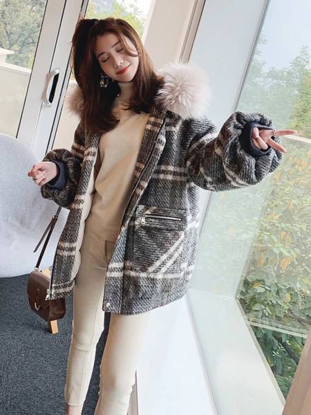 Дамско карирано яке с пух на качулката