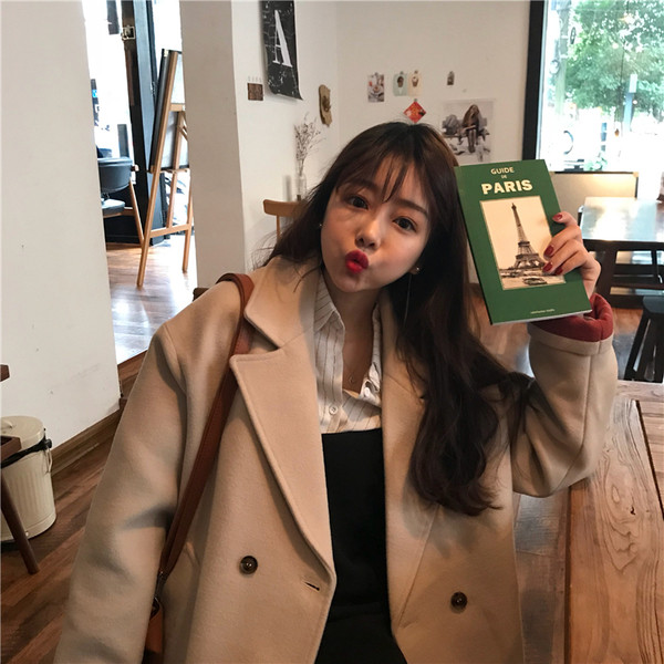 Класическо дамско палто с V-образна яка в черен и бежов цвят