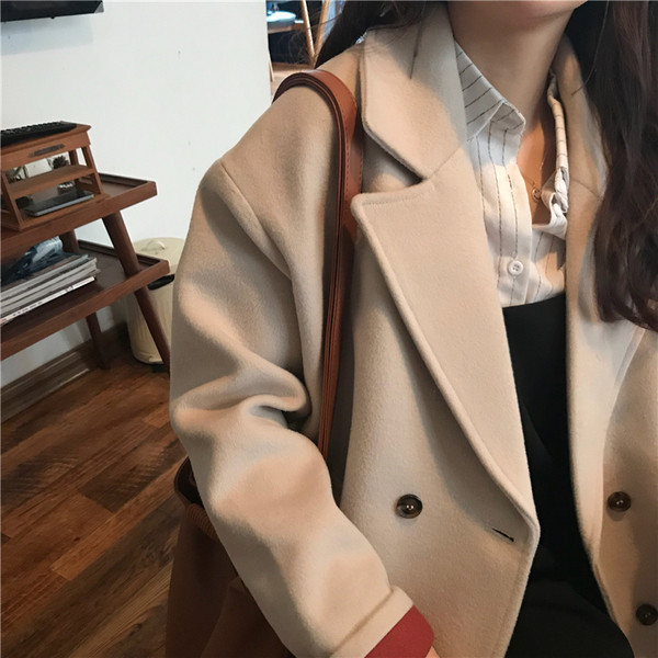 Класическо дамско палто с V-образна яка в черен и бежов цвят