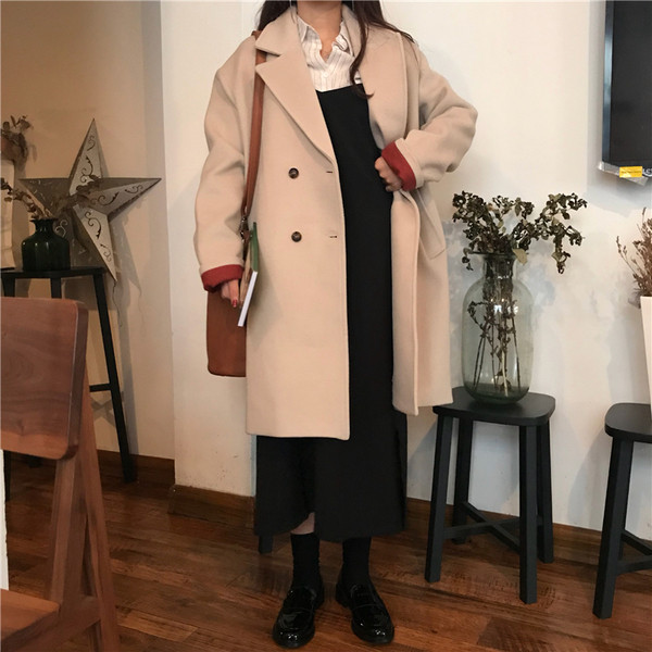 Класическо дамско палто с V-образна яка в черен и бежов цвят