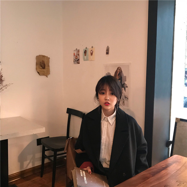 Класическо дамско палто с V-образна яка в черен и бежов цвят