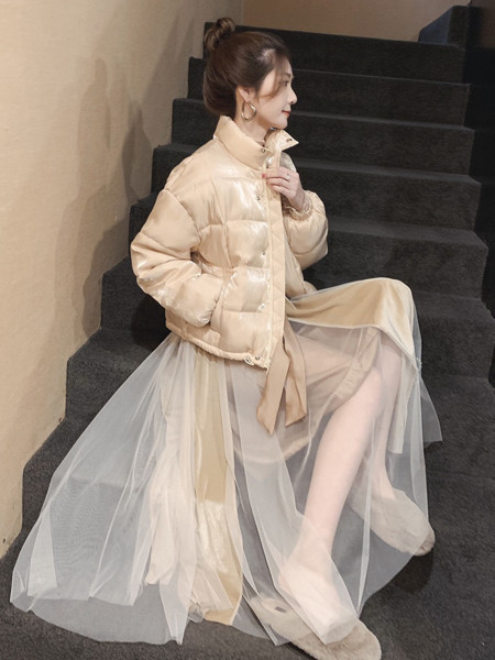 Стилно дамско яке с метални копчета