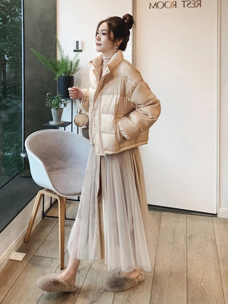 Стилно дамско яке с метални копчета