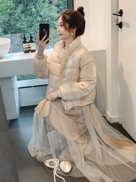 Стилно дамско яке с метални копчета