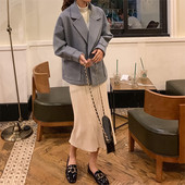 Късо дамско палто с V-образна яка и джобове в два цвята