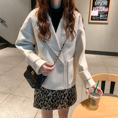 Късо дамско палто с V-образна яка и джобове в два цвята