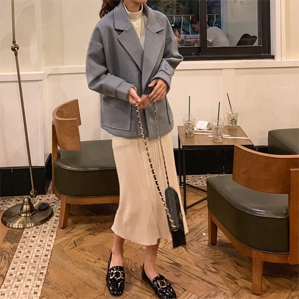 Късо дамско палто с V-образна яка и джобове в два цвята