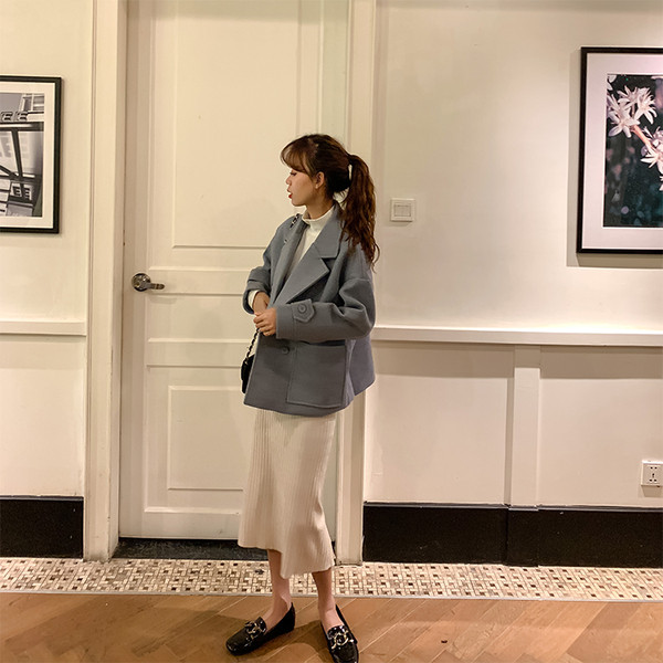 Късо дамско палто с V-образна яка и джобове в два цвята