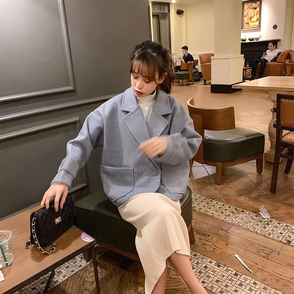 Късо дамско палто с V-образна яка и джобове в два цвята