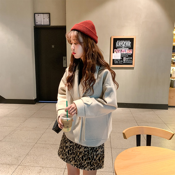 Късо дамско палто с V-образна яка и джобове в два цвята