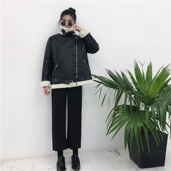 Модерно дамско яке - широк модел в черен цвят