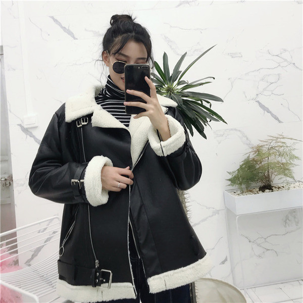 Модерно дамско яке - широк модел в черен цвят