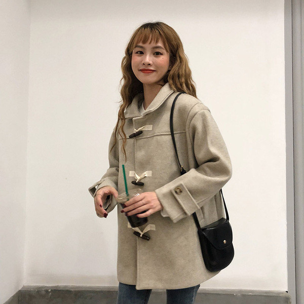 Ежедневно дамско късо палто с копчета в два цвята