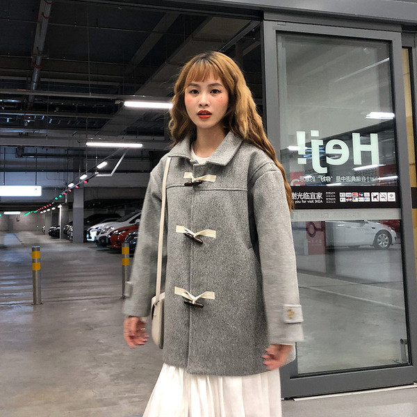 Ежедневно дамско късо палто с копчета в два цвята