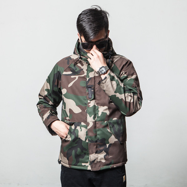 НОВО Модерно мъжко яке с камуфлажен десен и качулка 