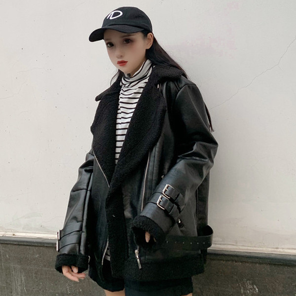 Стилно дамско яке - широк модел в черен цвят