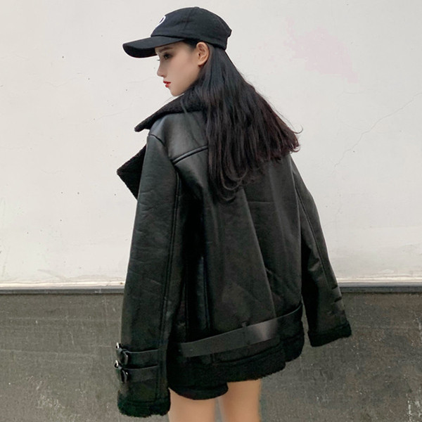 Стилно дамско яке - широк модел в черен цвят