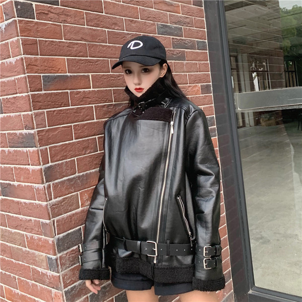 Стилно дамско яке - широк модел в черен цвят