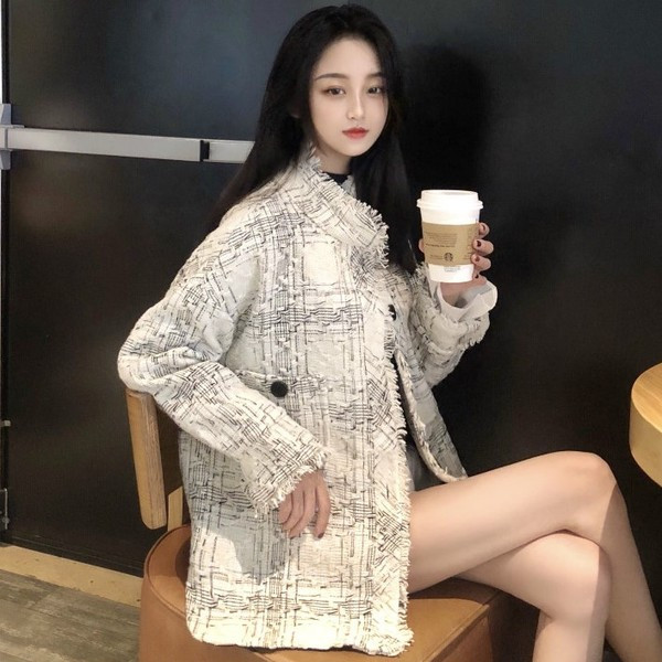 Стилно дамско палто в светъл цвят