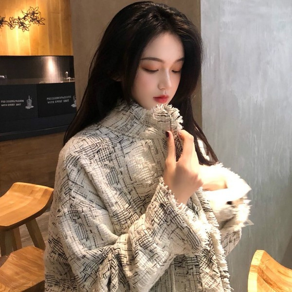 Стилно дамско палто в светъл цвят