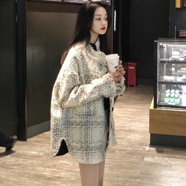 Стилно дамско палто в светъл цвят