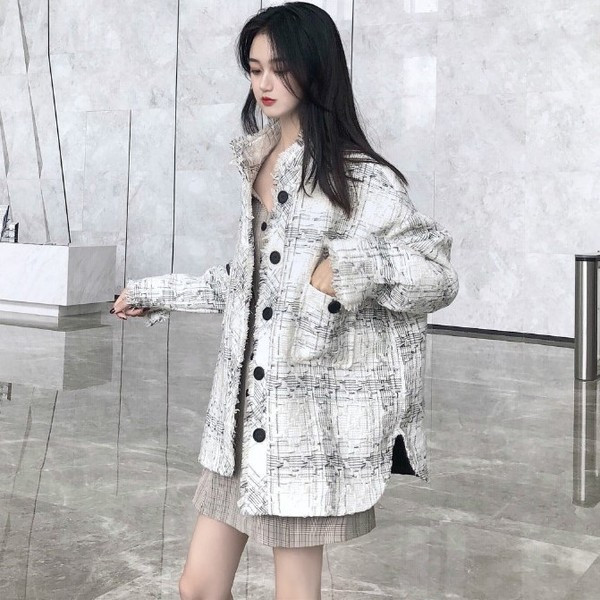 Стилно дамско палто в светъл цвят