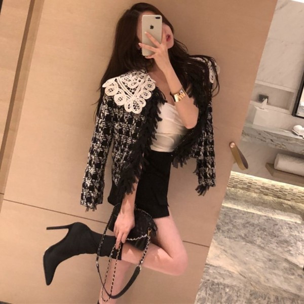 Актуално дамско сако с дантела и ресни в черно-бял цвят