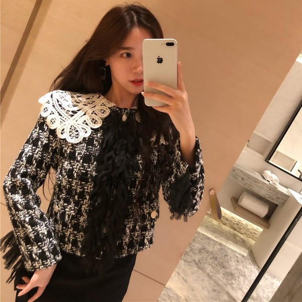 Актуално дамско сако с дантела и ресни в черно-бял цвят