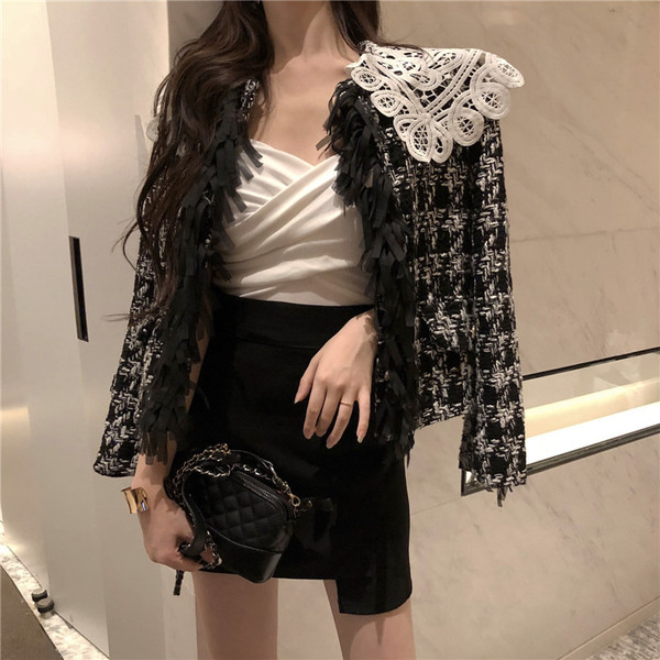 Актуално дамско сако с дантела и ресни в черно-бял цвят