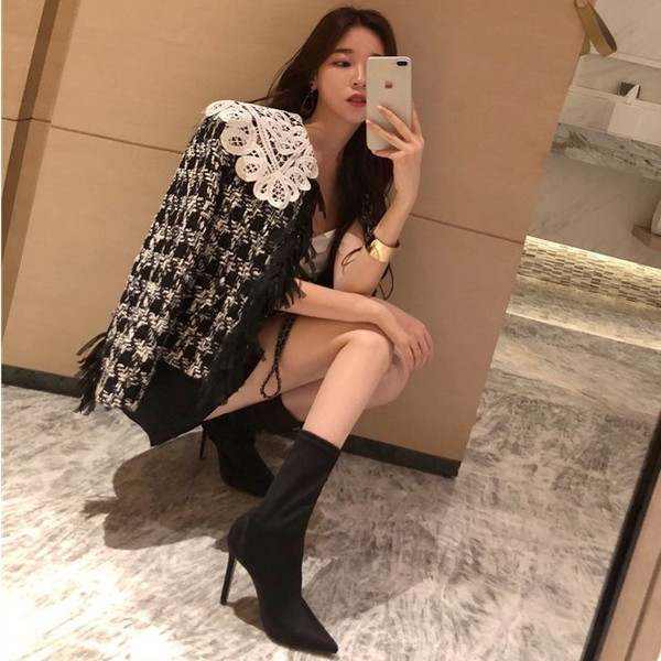 Актуално дамско сако с дантела и ресни в черно-бял цвят