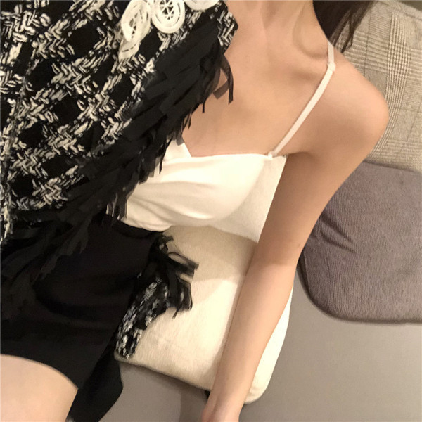 Актуално дамско сако с дантела и ресни в черно-бял цвят