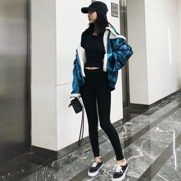 Модерно дамско яке от кадифе с широки ръкави в два цвята