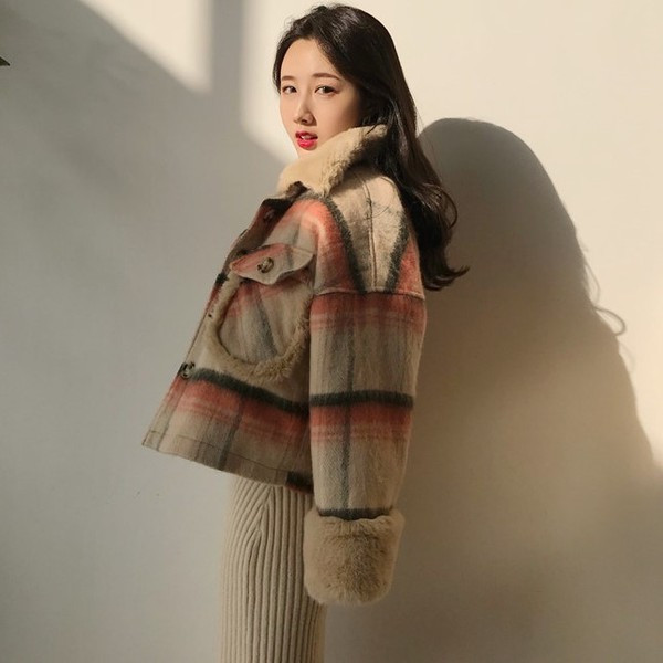 Модерно дамско късо палто с пух в два цвята