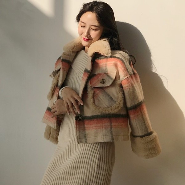 Модерно дамско късо палто с пух в два цвята