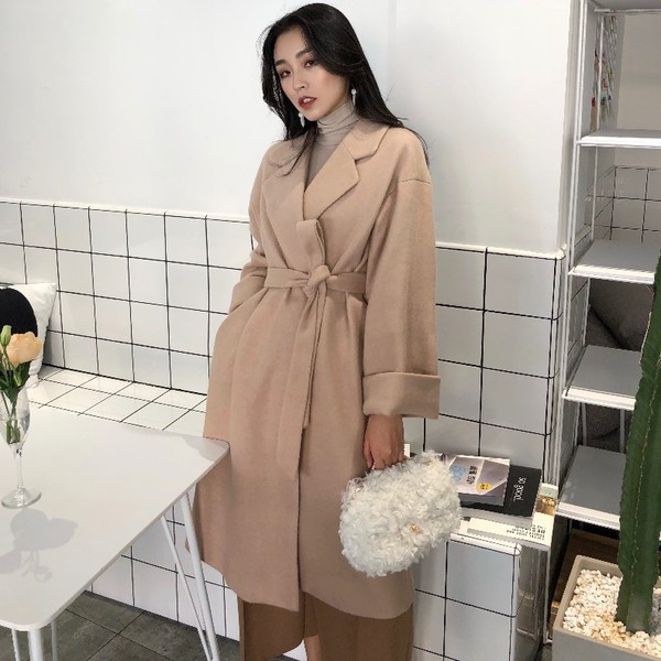 Стилно дамско дълго палто с колан в два цвята