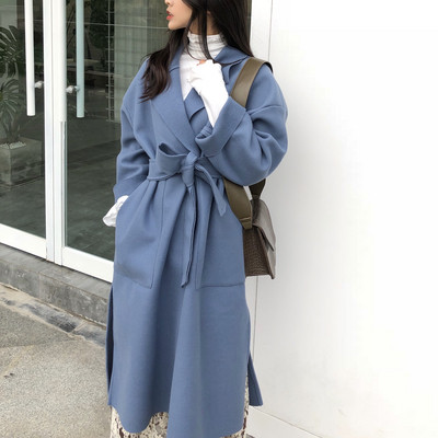 Стилно дамско палто с колан и джобове в син цвят