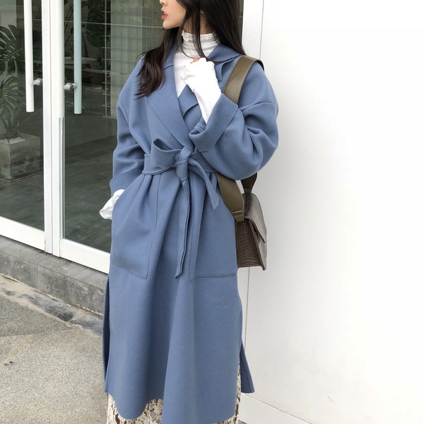Стилно дамско палто с колан и джобове в син цвят