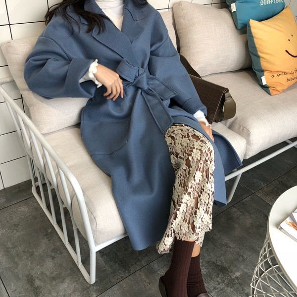 Стилно дамско палто с колан и джобове в син цвят