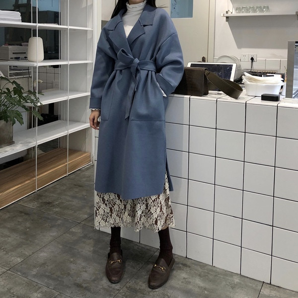 Стилно дамско палто с колан и джобове в син цвят