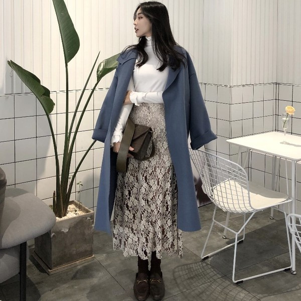 Стилно дамско палто с колан и джобове в син цвят