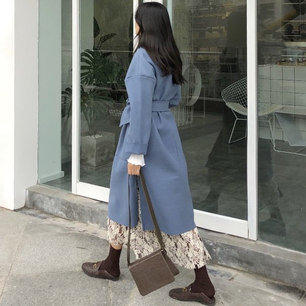 Стилно дамско палто с колан и джобове в син цвят