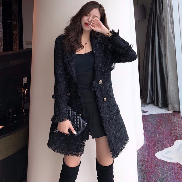 Дамско актуално палто в черен цвят със златисти копчета и ресни