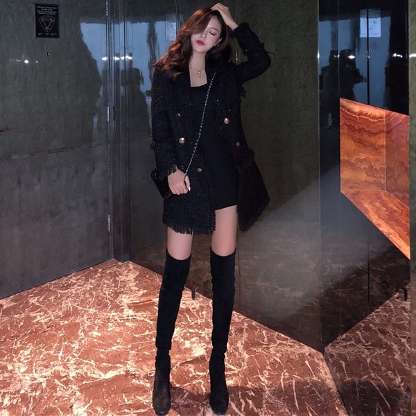 Дамско актуално палто в черен цвят със златисти копчета и ресни