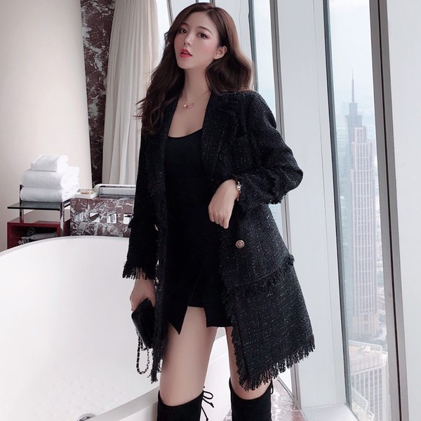 Дамско актуално палто в черен цвят със златисти копчета и ресни