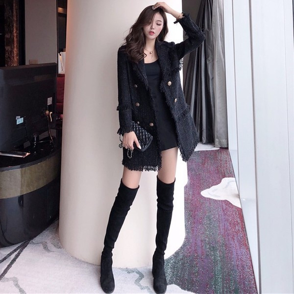 Дамско актуално палто в черен цвят със златисти копчета и ресни