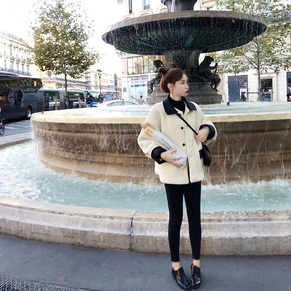 Дамско модерно яке - широк модел в бял цвят