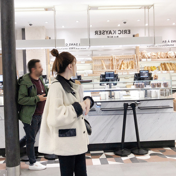 Дамско модерно яке - широк модел в бял цвят